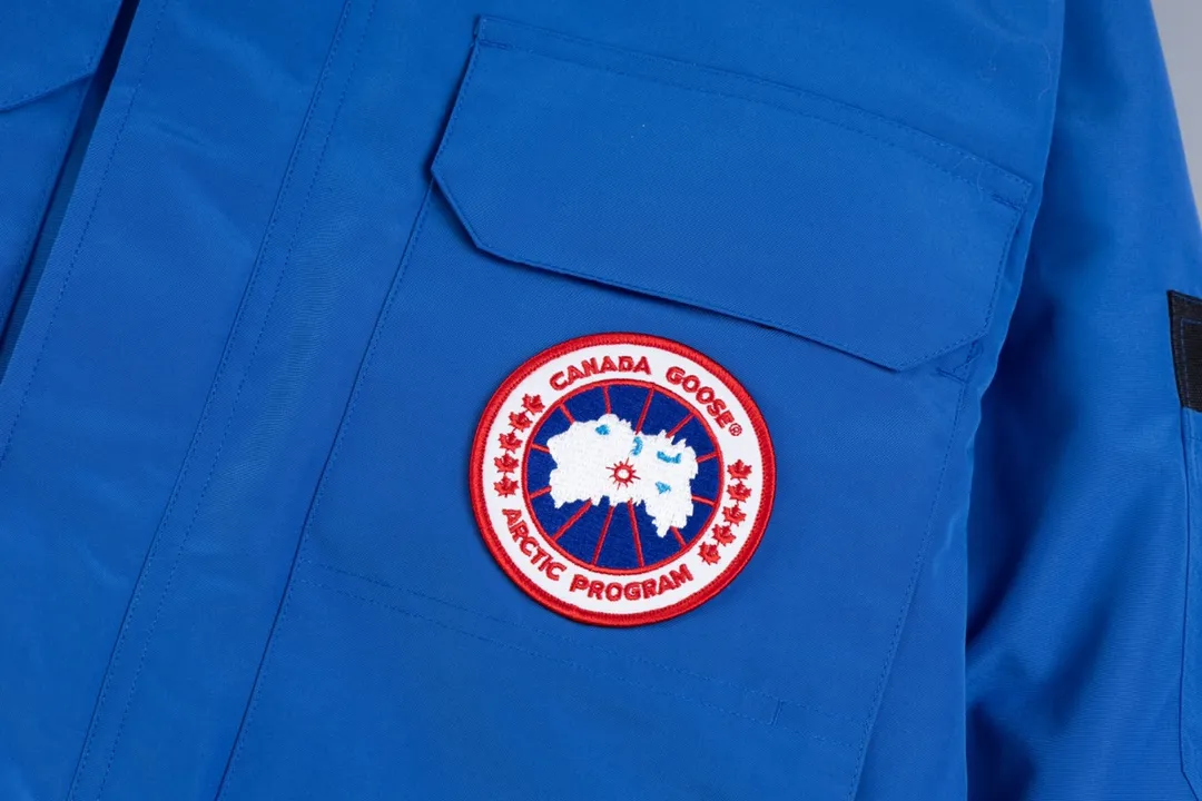 P820 (Top wolf fur version delivery handbag) Canada Goose Canada Goose #Expedition expedition parka classic down jacket ➖ Imported 21-count polyester-cotton blended original fabric [last year’s 16-count/18-count hard fabrics have been completely eliminated, this year all use 21-count genuine synchronous fabrics, the soft mid-band feels delicate and textured], genuine synchronous Feather-Light 10D waterproof coated fabric, made of 84.5% polyester fiber and 15.5% cotton, 100% the best feel in the entire network! ➖ The genuine official website uses the national standard 80 white duck down, and will never be misled by false claims such as 90 down or goose down! ➖ Using the best nylon lining with double double-layer sealing design, velvet-proof No. 7 needle + grid-filled down ready-made garments, there is 100% no so-called velvet running! ➖ The cuffs are designed with thickened seamless threads, and the collar and pockets are lined with top-quality polar fleece to keep you warm and comfortable! ➖ Yoshida YKK provides original custom-made electroplated sliders. YKK two-way lockable zippers are tight and smooth and will not peel off paint! ➖ 3M composite guarantees that the Velcro is the same as the original, durable, and all accessories and hardware are custom-made! ➖ Imported BEHRINGER embroidery machine to customize the 10,000-needle embroidery logo, 98% of which can be reproduced to restore the original logo. You can check and compare on the official website! ➖ The fur collars are all made of large pieces of Western Canadian blue wolf hide, ensuring that each fur collar is 13-15cm wide!